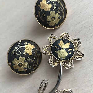 Vintage Toledo Damaskine jewelry set: brooch and clip-on earrings. Black and gold color jewelry, Spain.