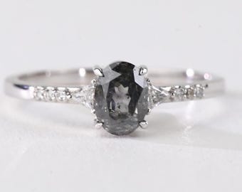Anillo de diamantes ovalados con sal y pimienta / Anillo de compromiso triangular de tres piedras / Joyería de boda geométrica minimalista / Regalo de aniversario único