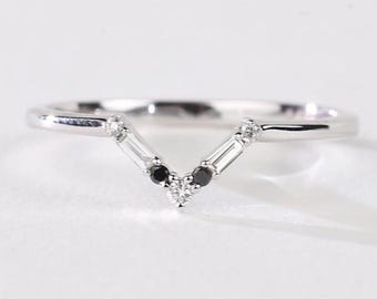 Schwarz-Weiß-Diamant Ehering, Baguette Chevron Ring, V-Form Nesting Ring, Art-Deco-Enhancer, 14k Weißgold Stapelring