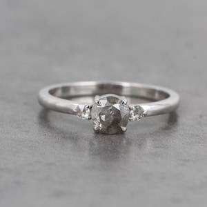 Anel vintage de diamante sal e pimenta Anel de diamante cinza Anel de três diamantes Presente para ela Noivado e casamento Anel de ouro 14K com diamante RAA-002