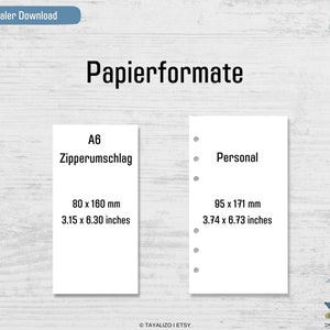 K&ouml;nnte beinhalten: Eine wei&szlig;e Karte mit dem Text "A6 Zipperumschlag" und Ma&szlig;en in Millimetern und Zoll. Eine zweite wei&szlig;e Karte mit dem Text "Personal" und Ma&szlig;en in Millimetern und Zoll. Beide Karten befinden sich auf einem Holzmaserungshintergrund.