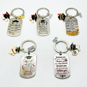 Aangepaste afstudeersleutelhanger cadeau,gepersonaliseerde afstudeercadeau sleutelhanger,2025 trendy afgestudeerde sleutelhanger