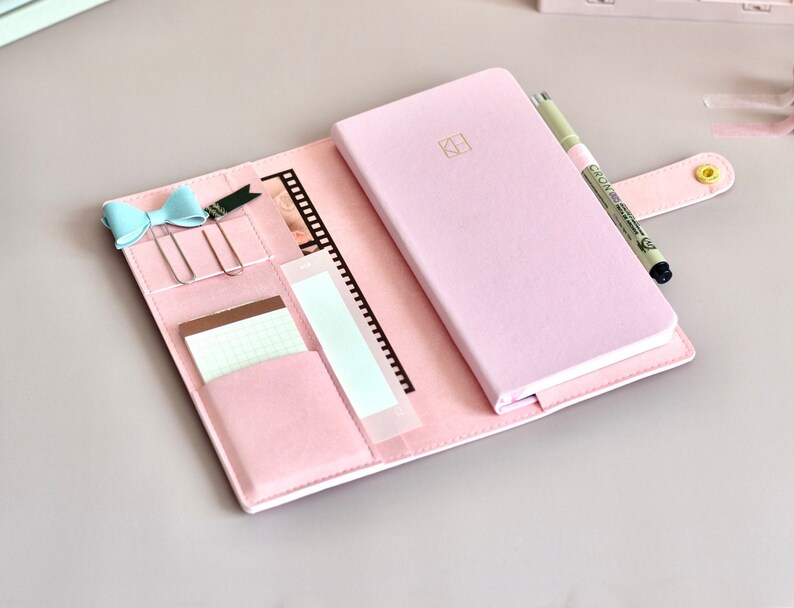 Housse En Cuir Moterm Pour Hobonichi Weeks / Mega - Couleur Lavande Caillou, Avec Marque-pages, Poche Stylo Et Poches Internes - Protection élégante