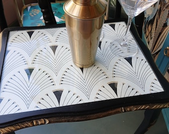 VERKOCHT VERKOCHT VERKOCHT !!                                                          Art deco geïnspireerde zwart-gouden tafel met glazen blad.