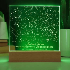 Puede incluir: Una luz nocturna LED verde con un mapa de constelaciones y el texto "Jason Quinn The Night You Were Reborn 02.10.1992 | CLEVELAND, OH"