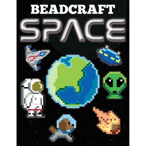 Könnte beinhalten: Beadcraft Bastelset zum Thema Weltraum mit einem Pixelbild der Erde, einem Raumschiff, einem Astronauten, einem Außerirdischen, einem Hund mit Helm und einem Kometen. Der Titel "Beadcraft Space" befindet sich oben im Bild.