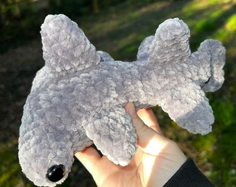 Tiburón martillo de peluche de ganchillo