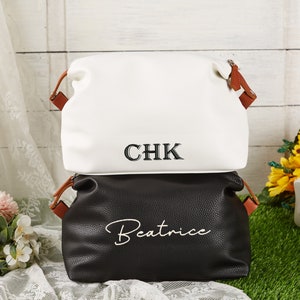 Personalisierte Kosmetiktasche mit Namen bestickt, Monogramm Brautjungfer Make-up Tasche, Vegan Leder Beutel, Kulturtasche, Brautjungfer Geschenk für Sie