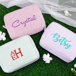 Sac cosmétique Seersucker personnalisé, trousse de maquillage monogrammée, trousse de toilette, trousse de maquillage de demoiselle d'honneur, pochette cosmétique cadeaux de demoiselle d'honneur pour elle