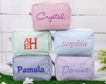 Bolsa de cosméticos Seersucker personalizada, bolsa de aseo con monograma, bolsa de maquillaje bordada, bolsa de maquillaje de dama de honor, regalo de dama de honor, regalos de mujer