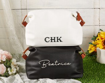 Sac cosmétique personnalisé avec nom brodé, sac de maquillage de demoiselle d'honneur monogramme, pochette en cuir végétalien, trousse de toilette, cadeau de demoiselle d'honneur pour elle