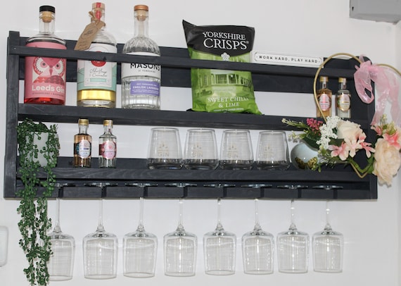 Handgefertigte, an der Wand befestigte, recycelte Gin- / Weinbar aus Holz mit Regal für Flaschen und Glaslagerung