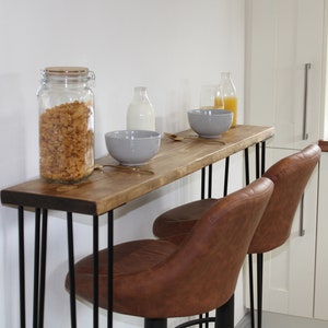 Houten ontbijtbar met haarspeldpoten, steigerplank, keukentafel, rustieke bar, bureau.