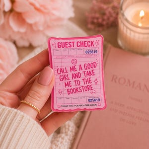 Puede incluir: Una pegatina rectangular rosa diseñada como una cuenta de restaurante. El texto dice GUEST CHECK, CALL ME A GOOD GIRL AND TAKE ME TO THE BOOKSTORE y THANK YOU. PLEASE COME AGAIN. Incluye caritas sonrientes, estrellas y el número de cuenta 025619.
