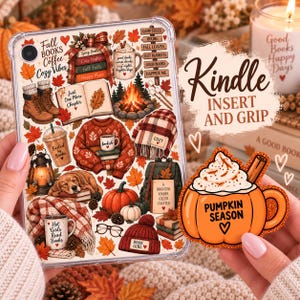 Puede incluir: Una funda transparente para tableta con un collage de temática otoñal de libros, café, calabazas, una fogata y ropa acogedora, junto con un agarre separado en forma de taza de calabaza naranja con una canela.
