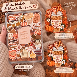 Puede incluir: Una funda protectora transparente con un inserto decorativo lleno de pegatinas temáticas de otoño, incluyendo textos como Emotional Support Kindle y Fall Vibes. Se muestran dos agarres brillantes con forma de café con especias de calabaza.