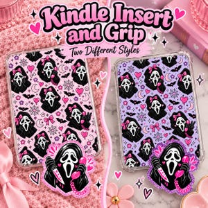 Peut inclure: Deux étuis Kindle transparents et poignées assorties avec un motif répétitif de personnages Ghostface avec des nœuds roses, des cœurs, des chauves-souris et des toiles d'araignée. Le texte indique Kindle Insert and Grip Two Different Styles.