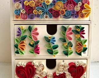 Cassettiera portaoggetti in legno decorata a mano con tecnica Quilling – Pezzo unico