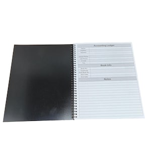 Pode incluir: Um livro-raz&atilde;o de contabilidade preto e branco com encaderna&ccedil;&atilde;o em espiral. A capa da frente &eacute; preta e a capa de tr&aacute;s &eacute; branca com as palavras "Accounting Ledger" impressas em preto. O livro-raz&atilde;o tem se&ccedil;&otilde;es para "Nome", "Pos", "Endere&ccedil;o", "Telefone fixo", "Telefone m&oacute;vel", "E-mail", "Fax", "N&uacute;mero do livro", "Continua&ccedil;&atilde;o", "Do n&uacute;mero do livro", "Data de in&iacute;cio", "Data de t&eacute;rmino" e "Notas".