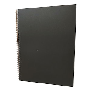 Pode incluir: Um caderno de desenho preto em espiral com uma capa texturizada.
