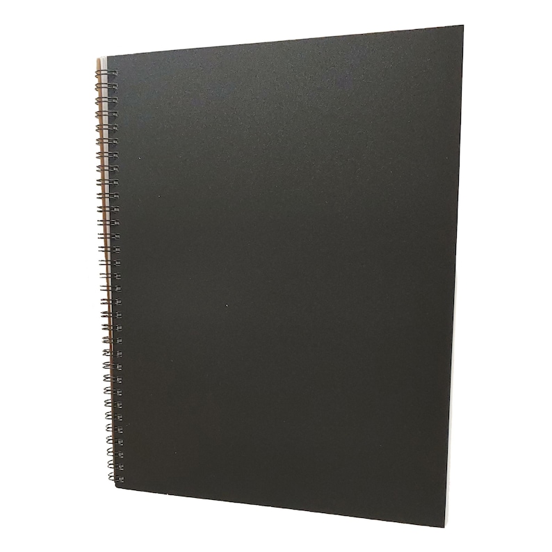 Pode incluir: Um caderno de desenho preto em espiral com uma capa texturizada.