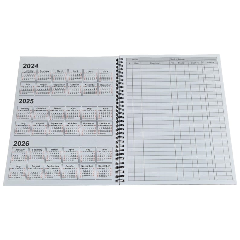 Pode incluir: Uma agenda espiral com calend&aacute;rios para 2024, 2025 e 2026. A p&aacute;gina direita tem uma se&ccedil;&atilde;o para o or&ccedil;amento mensal com colunas para a data, a descri&ccedil;&atilde;o, o d&eacute;bito, o cr&eacute;dito e o saldo.