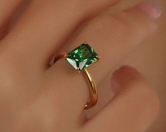 Emerald Green Solitaire Radiant Ring , 14K Gold Radiant Cut, Minimalist Wedding Band Ring, Solitaire Engagement Ring, Green Solitarie Ring