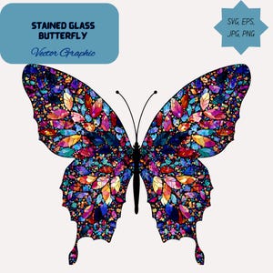 Puede incluir: Gráfico vectorial de una mariposa de vidrieras coloridas. Las alas de la mariposa están llenas de un mosaico de formas de tonos joya en tonos de azul, morado, rojo, amarillo y verde. El texto "STAINED GLASS BUTTERFLY Vector Graphic" está en un rectángulo azul.