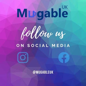 K&ouml;nnte beinhalten: Grafik mit geometrischem Hintergrund in Lila, Blau und Gr&uuml;n. Der Text "Mugable UK" steht oben, darunter in Kursivschrift "follow us". Social-Media-Icons f&uuml;r Instagram und Facebook sind vorhanden, zusammen mit dem Handle @MUGABLEUK.