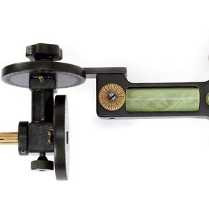 Może przedstawiać: Czarne i złote precyzyjne narzędzie pomiarowe z mosiężną końcówką i poziomicą. Narzędzie posiada okrągłą tarczę i ramię w kształcie litery T z nadrukowanym słowem "WOH". Narzędzie przeznaczone jest do precyzyjnych pomiarów.