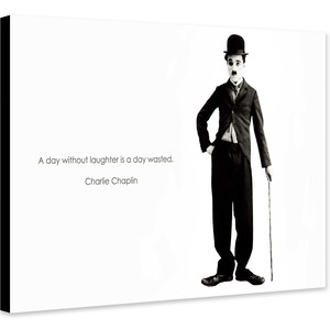 Può includere: Foto in bianco e nero di Charlie Chaplin in abito e cappello a cilindro, che tiene un bastone. La citazione "Un giorno senza risate è un giorno sprecato. Charlie Chaplin" è stampata sotto l'immagine.