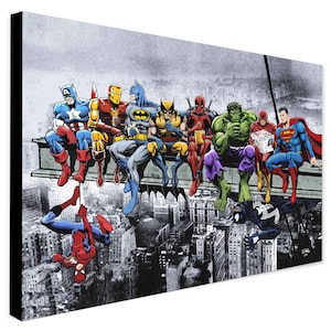 Könnte beinhalten: Eine Gruppe von Superhelden, darunter Spiderman, Superman, Batman, Captain America, Iron Man, Wolverine, Deadpool, Hulk und Venom, sitzen auf einem Metallträger hoch über einer Stadtkulisse. Die Superhelden tragen alle ihre ikonischen Kostüme und blicken über die Stadt.