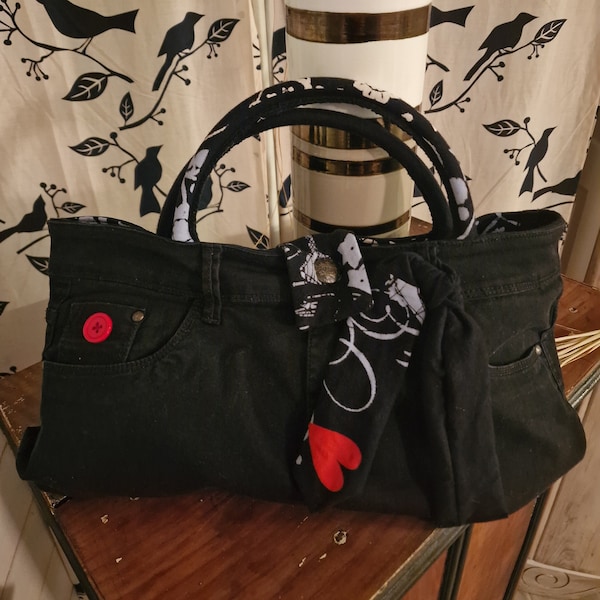 Sac à main noir réalisé à partir de vêtements recyclés