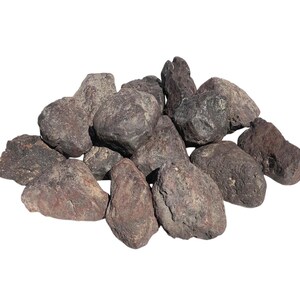 Könnte beinhalten: Eine Ansammlung von dunkelbraunen und rotbraunen Vulkangesteinen mit poröser, rauer und unebener Textur. Diese Natursteine variieren in Form und Größe, weisen gezackte Kanten sowie eine matte Oberfläche auf und sind zu einem dichten Haufen angeordnet.