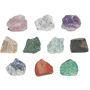 Könnte beinhalten: Eine Auswahl an rohen Edelsteinen in verschiedenen Farben, darunter Rosa, Klar, Lila, Grün, Blau, Rot und Grau. Die Steine werden vor einem weißen Hintergrund präsentiert, um ihre natürlichen Texturen und Formen hervorzuheben. Ideal für Sammler oder Kristallliebhaber.