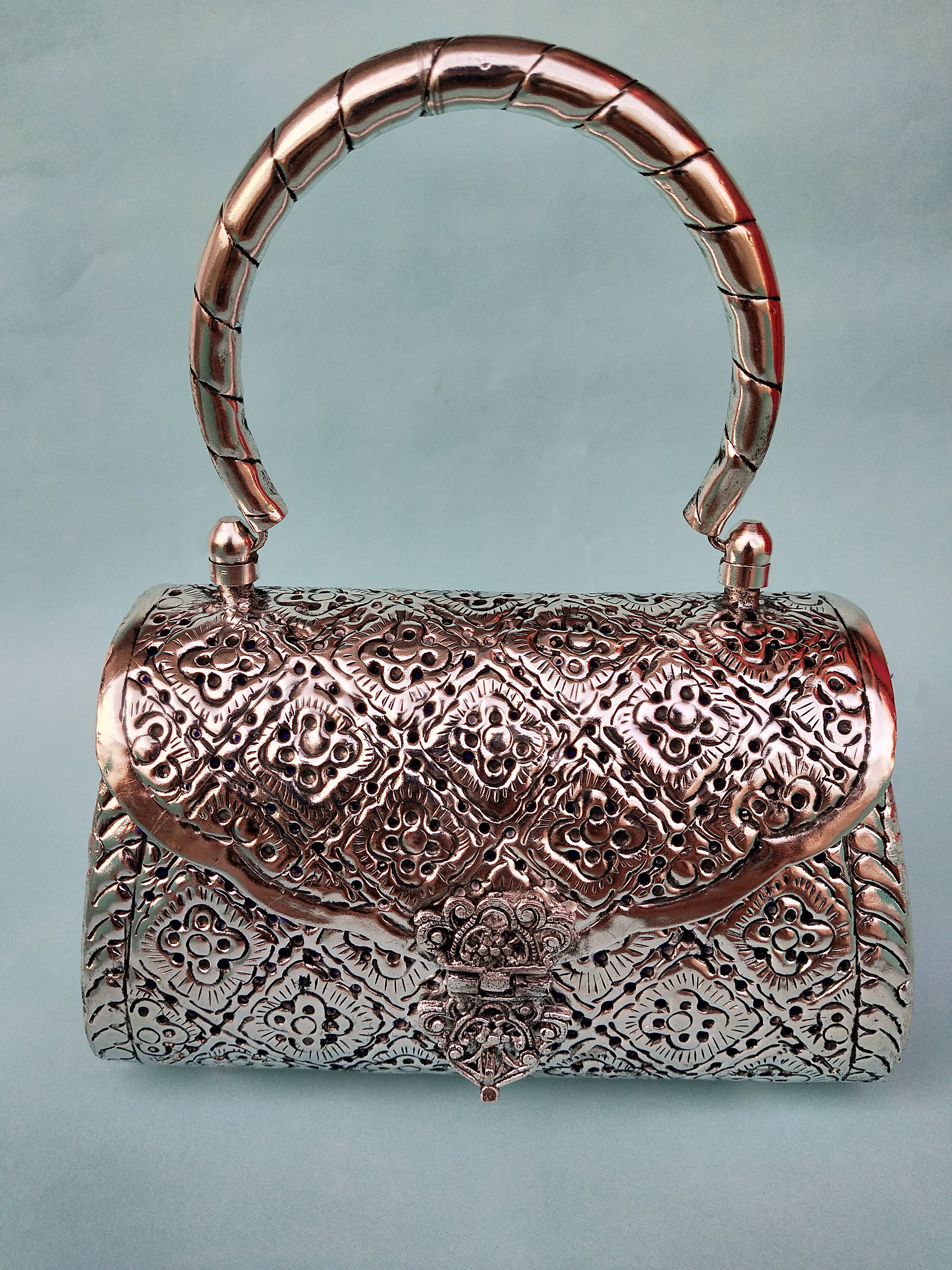Silver Self Design Ladies Metal Handbag at Rs 500/piece in New Delhi | ID:  2849846260362