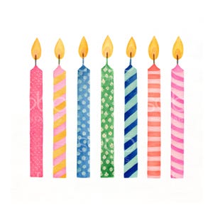 Könnte beinhalten: Aquarell-Illustration von sieben Geburtstagskerzen mit brennenden gelben Flammen. Die Kerzen sind in verschiedenen Farben gehalten, darunter Rosa, Gelb, Blau und Grün, mit Mustern wie Punkten, Streifen und floralen Designs. Die Kerzen sind vertikal vor einem weißen Hintergrund angeordnet.