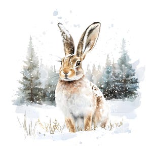 Puede incluir: Una pintura de acuarela de un conejo marrón y blanco de pie en un bosque nevado. El conejo está mirando directamente al espectador con las orejas levantadas. El bosque está formado por árboles altos y delgados con nieve en las ramas. El fondo es de un azul y blanco suave.