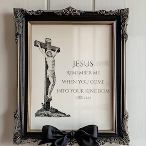 Może przedstawiać: Czarny obraz w ramie z czarną kokardką. Obraz przedstawia czarno-białą ilustrację Jezusa na krzyżu z tekstem "Jezu, wspomnij o mnie, gdy przyjdziesz do swego królestwa Łukasz 23:42".