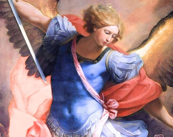 Pode incluir: Uma pintura de um anjo com grandes asas de penas. O anjo está vestindo uma túnica azul com uma faixa rosa e segurando uma espada na mão direita. O rosto do anjo é sereno e seus olhos estão fechados.