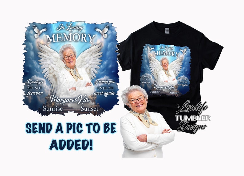 Pu&ograve; includere: Una maglietta nera con un design che presenta una donna con ali d'angelo davanti a un cielo blu con nuvole. Il testo "In Loving Memory" &egrave; in cima al design. Il testo "Goodbyes are not forever" e "I'll miss you until we meet again" sono sui lati sinistro e destro del design. Il testo "Margaret Kite" &egrave; al centro del design. Il testo "Sunrise" e "Sunset" sono sotto il testo "Margaret Kite".
