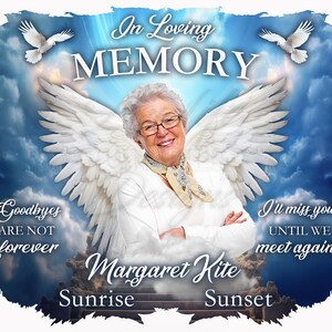 Pu&ograve; includere: Un'immagine commemorativa con una donna con ali d'angelo bianche su uno sfondo di cielo blu con nuvole bianche. Il testo dice "In Loving Memory", "Goodbyes are not forever", "I'll miss you until we meet again", "Margaret Kite", "Sunrise" e "Sunset".