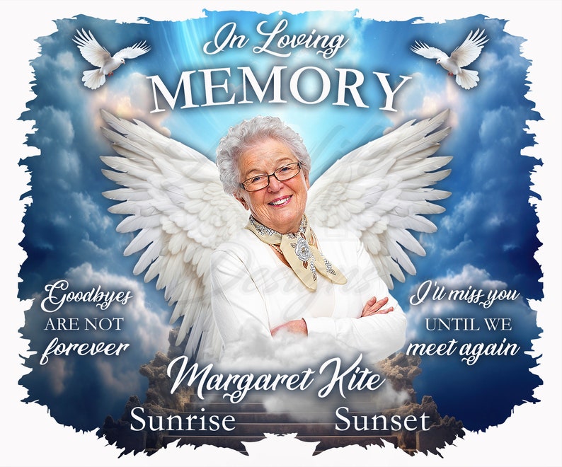 Pu&ograve; includere: Un'immagine commemorativa con una donna con ali d'angelo bianche su uno sfondo di cielo blu con nuvole bianche. Il testo dice "In Loving Memory", "Goodbyes are not forever", "I'll miss you until we meet again", "Margaret Kite", "Sunrise" e "Sunset".
