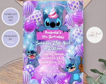 Op de afbeelding: Een blauw Stitch-personage uit de Disney-film Lilo & Stitch houdt een roze bord vast met de tekst "Amanda's 5th Birthday". Het bord is omringd door paarse en witte ballonnen. De uitnodiging is voor een verjaardagsfeest op zaterdag 25 april om 14:00 uur in Clark's House, 25th Street, New York City. Het RSVP-nummer is 567 876 9868.