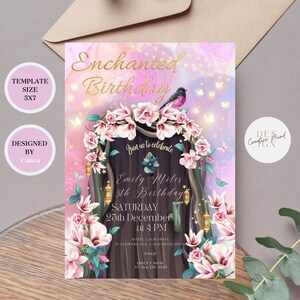 Pu&ograve; includere: Invito a una festa di compleanno incantata con uno sfondo acquerellato rosa e viola. L'invito presenta un arco floreale con una porta in legno scuro e lanterne. Il testo recita "Enchanted Birthday", "Join us to celebrate", "Emily Miles 5th Birthday", "Saturday 25th December at 4 PM", "Hotel California 25 Flowers Ave, California 10056", "Emily's Mum at 564-258-2065".