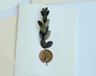 Elegante cremefarbene Natur-inspirierte Design-Hochzeitseinladung: Handgemacht, minimalistisch, einzigartiges versiegeltes Design mit Eukalyptus und getrockneten Blumen