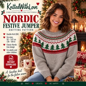 Pode incluir: Uma camisola cinzenta de manga comprida com um padrão nórdico festivo com árvores de Natal verdes e faixas vermelhas no peito e nos ombros. O texto diz KnittedWithLove Christmas Knitting Patterns Nordic Festive Jumper.