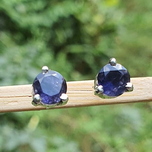 Peut inclure: Une paire de boucles d'oreilles en argent avec des pierres rondes de couleur violet foncé.