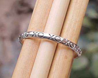 Anillo XOXO / Anillo XO de plata de ley 925 / Abrazos y besos / Anillo grabado para hombre / Anillo de pedida de mano / Anillo XOXO minimalista / Anillo apilable delicado