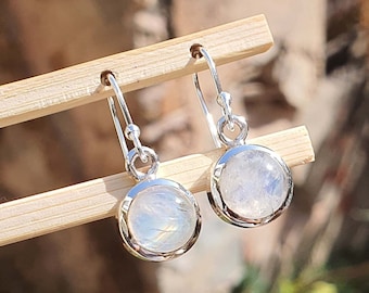 Delicati orecchini rotondi con pietra di luna, orecchini pendenti con castone in argento sterling 925, diametro 9 mm, gioielli con pietra portafortuna di giugno, Mistry Gems, E52M - Italia